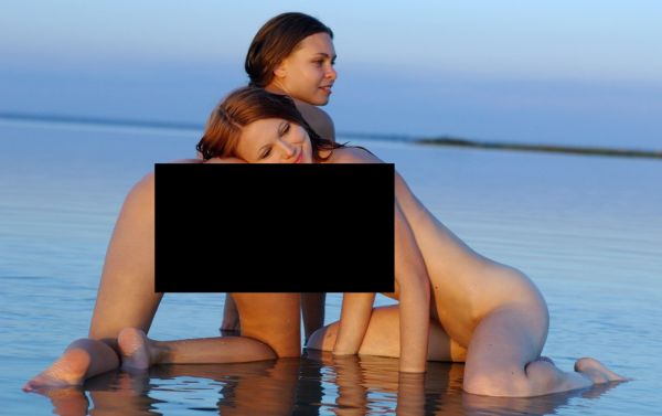 Парочка в лучах заходящего солнца